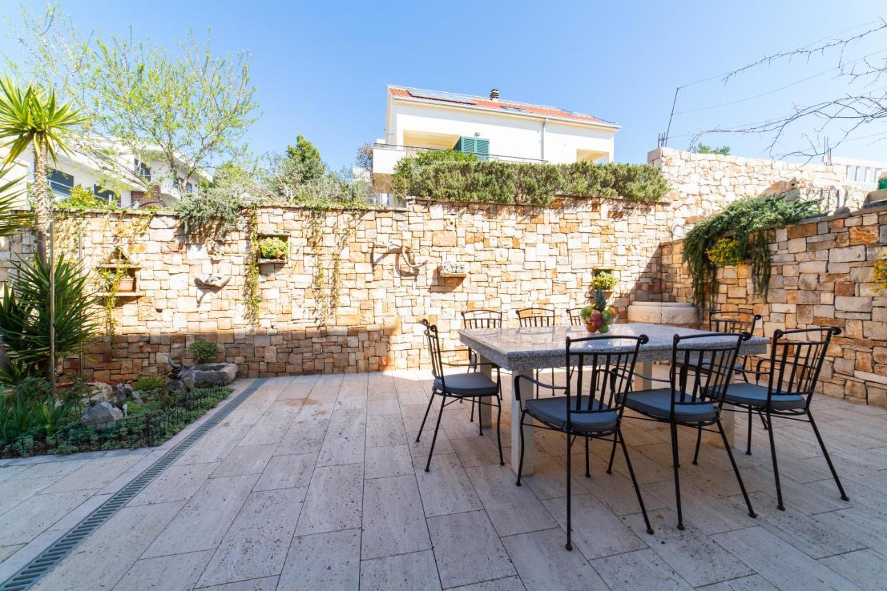 Villa Sun Garden - 4 Star Villa With Heated Swimming Pool, Quiet Bay, Bbq, 50M From The Sea Milna  Exterior foto