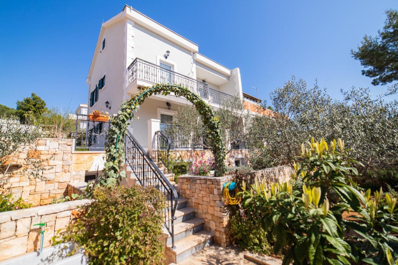 Villa Sun Garden - 4 Star Villa With Heated Swimming Pool, Quiet Bay, Bbq, 50M From The Sea Milna  Exterior foto