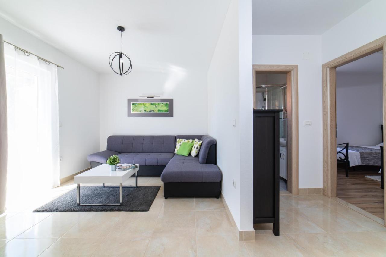 Villa Sun Garden - 4 Star Villa With Heated Swimming Pool, Quiet Bay, Bbq, 50M From The Sea Milna  Exterior foto