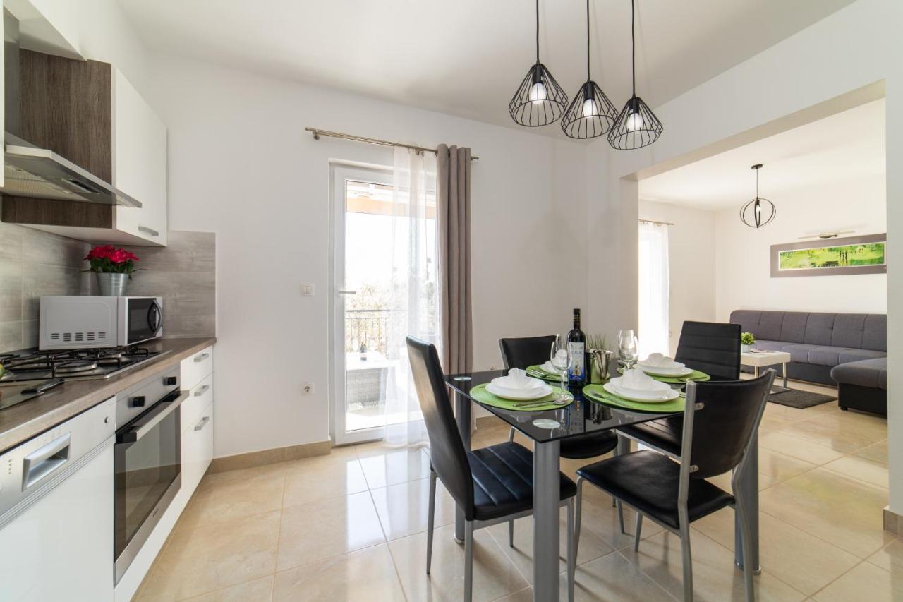 Villa Sun Garden - 4 Star Villa With Heated Swimming Pool, Quiet Bay, Bbq, 50M From The Sea Milna  Exterior foto