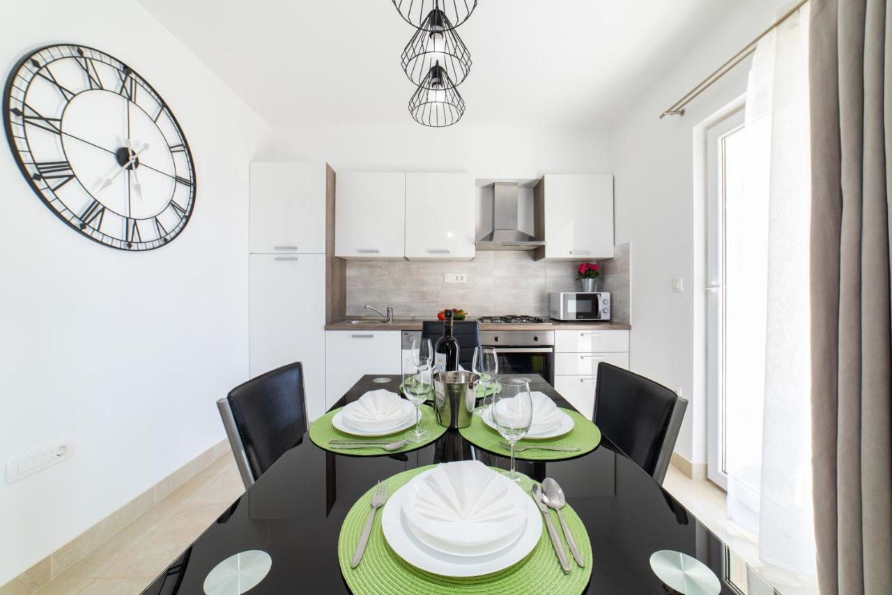 Villa Sun Garden - 4 Star Villa With Heated Swimming Pool, Quiet Bay, Bbq, 50M From The Sea Milna  Exterior foto