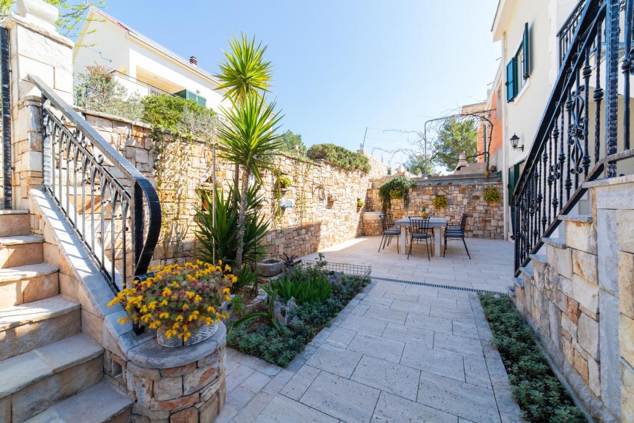 Villa Sun Garden - 4 Star Villa With Heated Swimming Pool, Quiet Bay, Bbq, 50M From The Sea Milna  Exterior foto