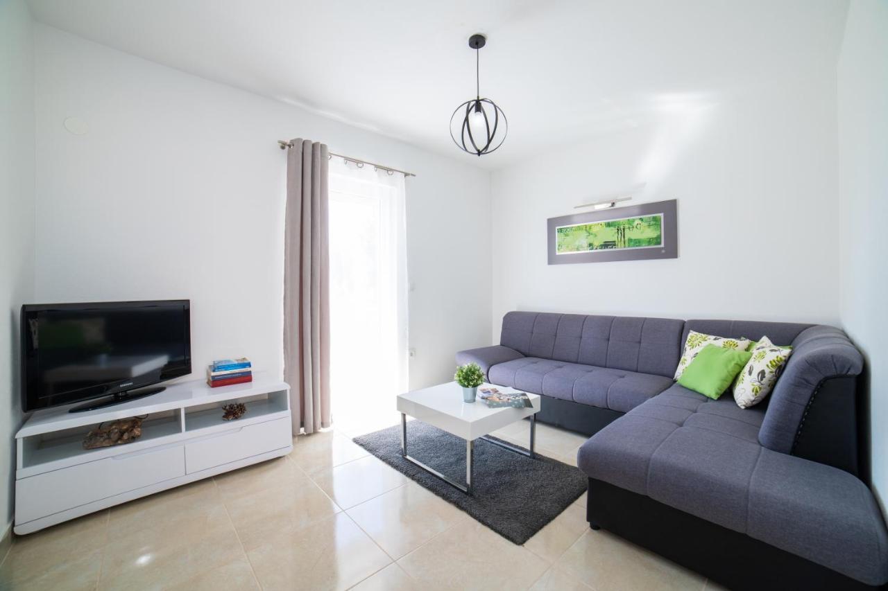 Villa Sun Garden - 4 Star Villa With Heated Swimming Pool, Quiet Bay, Bbq, 50M From The Sea Milna  Exterior foto