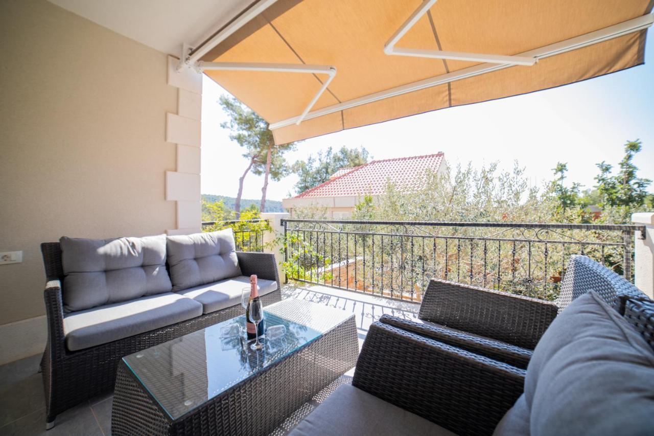 Villa Sun Garden - 4 Star Villa With Heated Swimming Pool, Quiet Bay, Bbq, 50M From The Sea Milna  Exterior foto
