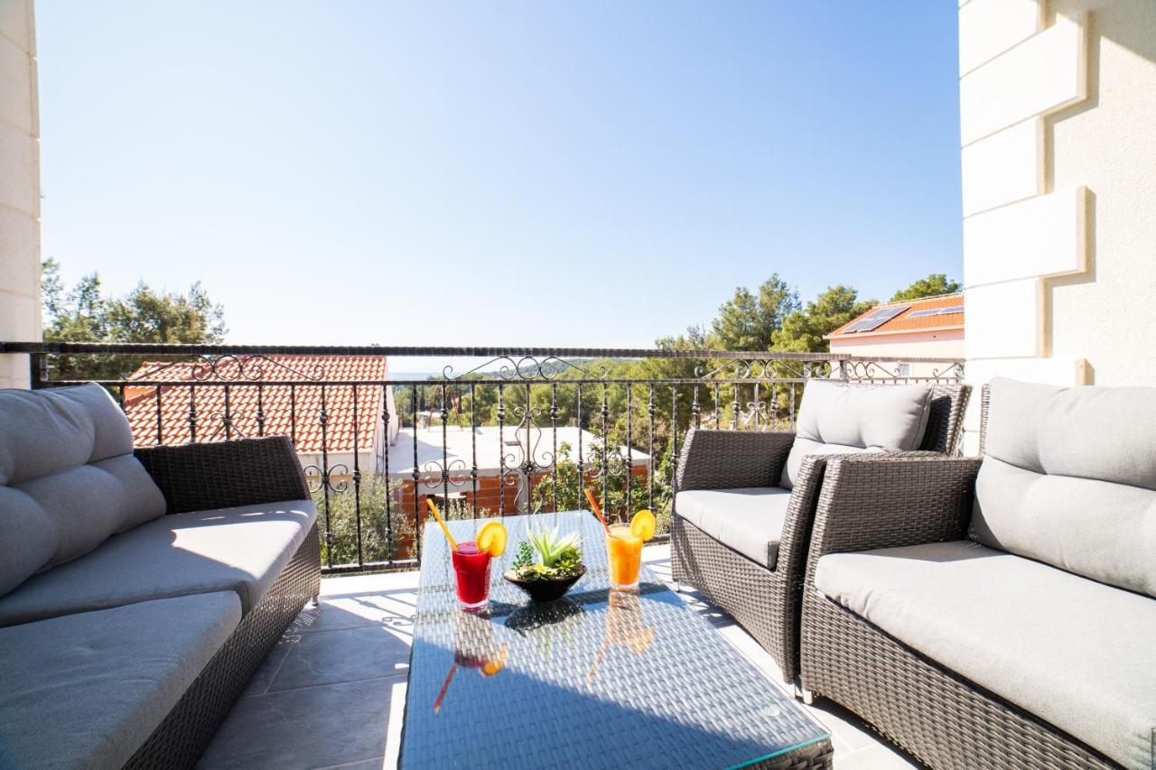 Villa Sun Garden - 4 Star Villa With Heated Swimming Pool, Quiet Bay, Bbq, 50M From The Sea Milna  Exterior foto