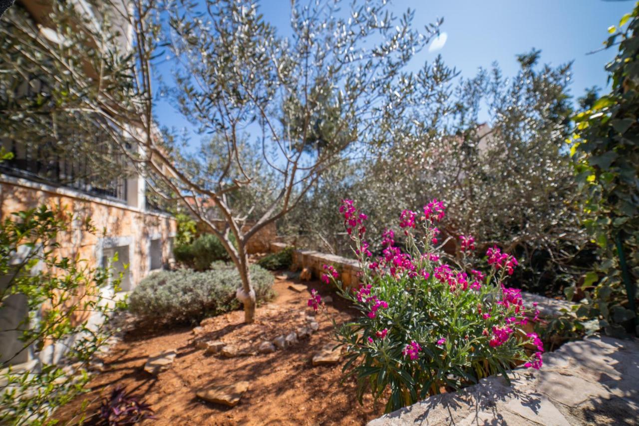 Villa Sun Garden - 4 Star Villa With Heated Swimming Pool, Quiet Bay, Bbq, 50M From The Sea Milna  Exterior foto