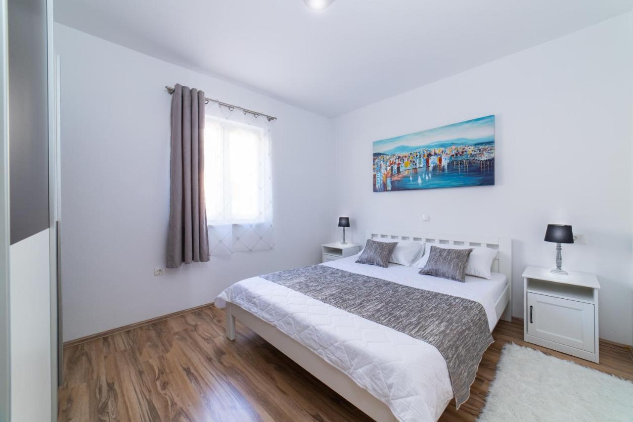 Villa Sun Garden - 4 Star Villa With Heated Swimming Pool, Quiet Bay, Bbq, 50M From The Sea Milna  Exterior foto