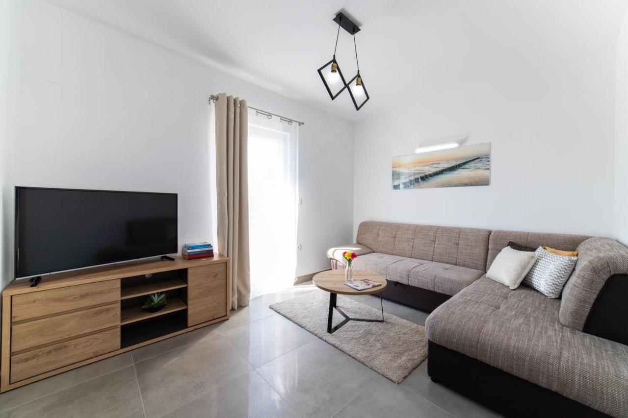 Villa Sun Garden - 4 Star Villa With Heated Swimming Pool, Quiet Bay, Bbq, 50M From The Sea Milna  Exterior foto