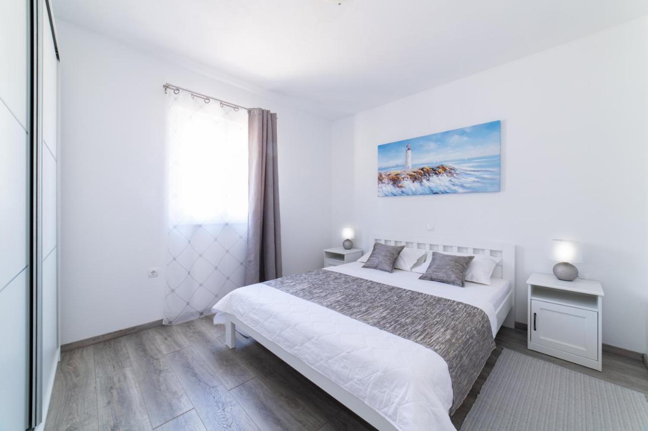 Villa Sun Garden - 4 Star Villa With Heated Swimming Pool, Quiet Bay, Bbq, 50M From The Sea Milna  Exterior foto