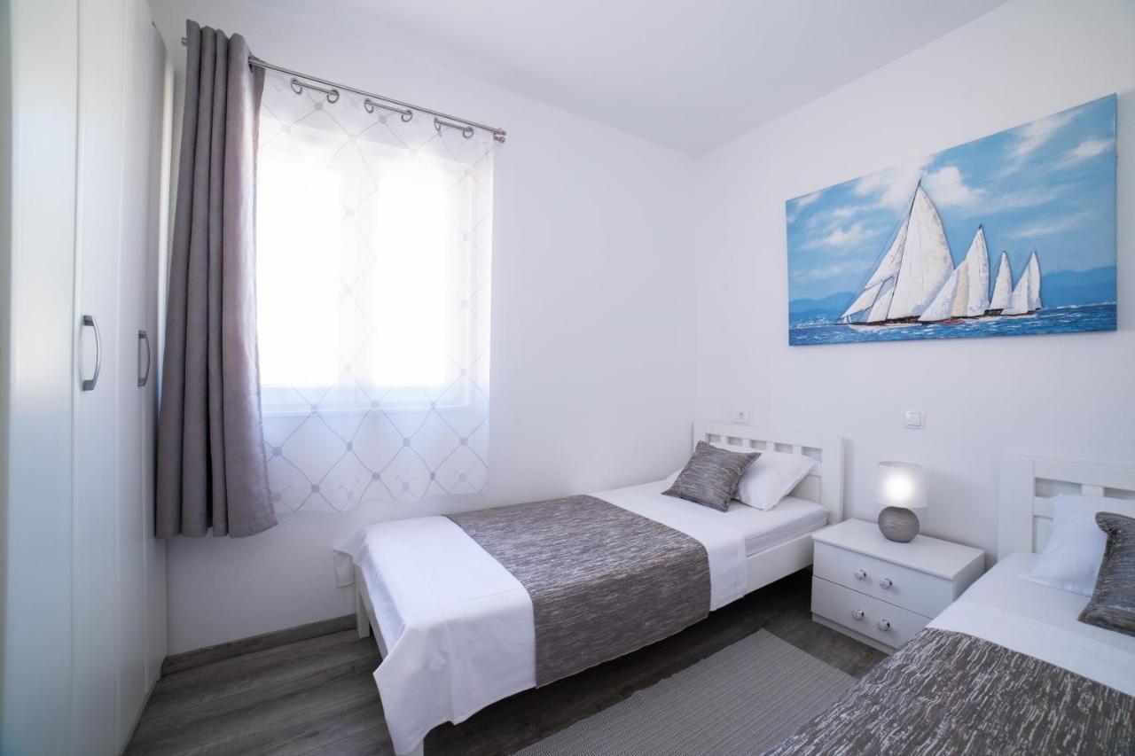 Villa Sun Garden - 4 Star Villa With Heated Swimming Pool, Quiet Bay, Bbq, 50M From The Sea Milna  Exterior foto