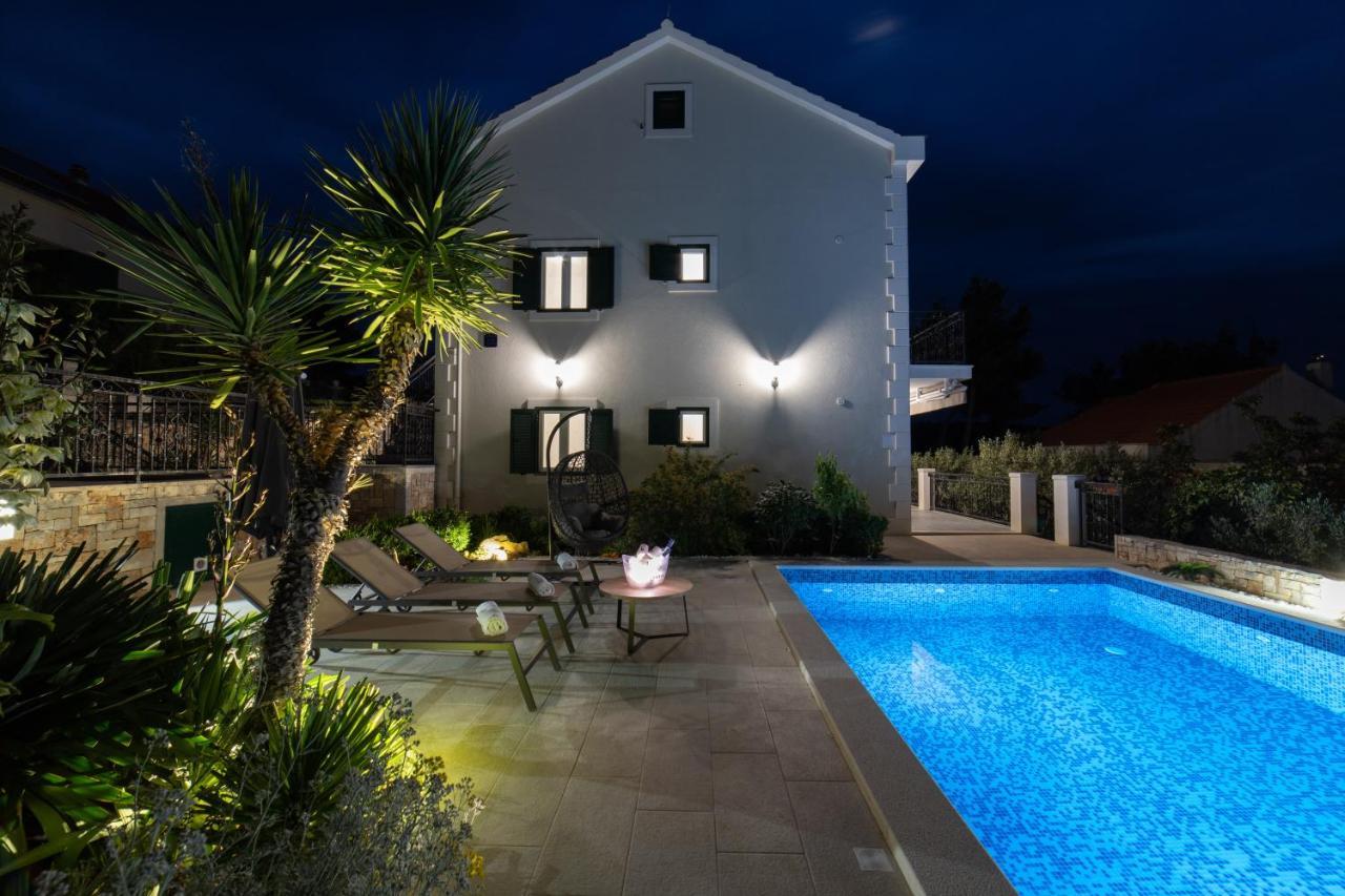 Villa Sun Garden - 4 Star Villa With Heated Swimming Pool, Quiet Bay, Bbq, 50M From The Sea Milna  Exterior foto