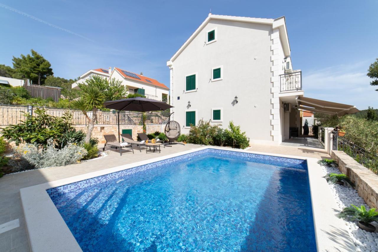 Villa Sun Garden - 4 Star Villa With Heated Swimming Pool, Quiet Bay, Bbq, 50M From The Sea Milna  Exterior foto