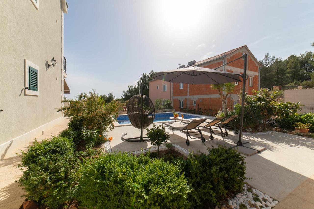Villa Sun Garden - 4 Star Villa With Heated Swimming Pool, Quiet Bay, Bbq, 50M From The Sea Milna  Exterior foto